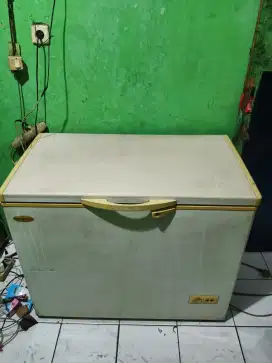Di jual freezer box Sansio ukuran 220 liter