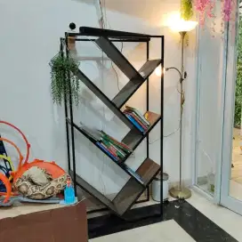 Rak buku INFORMA