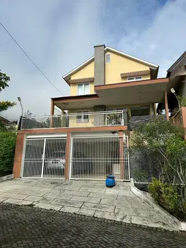 Villa Panderman Hill Jalan Jeruk bangunan 3lantai dekat Golden Tulip