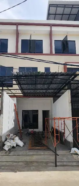 RUMAH BARU 3 1/2 LANTAI SIAP HUNI DI JELAMBAR