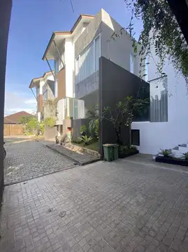 Dijual rumah mewah 3,5 lt di jagakarsa, ada kolam renang dan rooftop