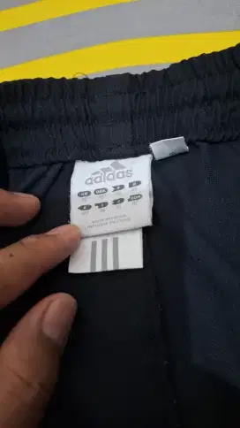 Celana pendek adidas