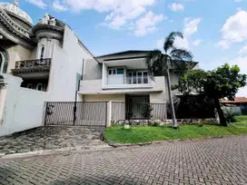 LIE9 Dijual Rumah Graha Family, 2 lantai, hadap utara, luas 450 meter