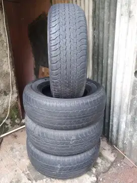 4pc Ban Dunlop grantrek at 265 / 65 ring 17 tubles