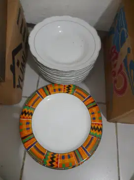 Piring sango putih dan piring kue lebar