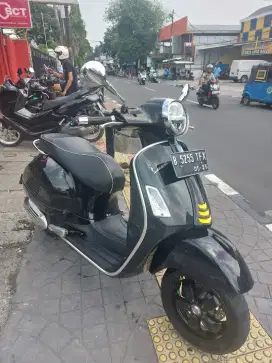 Vespa GTS 150 iget ABS Hitam New Facelift