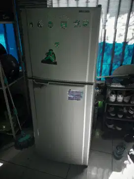 Kulkas 2 pintu thosiba