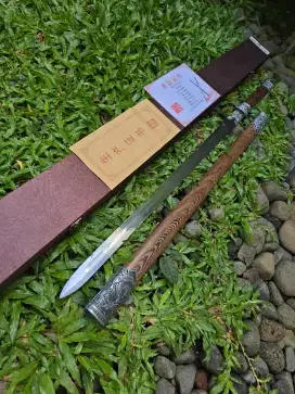 Pedang china Tianyi tanjian dengan sarung kayu rosewood natural