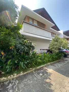 Disewa Rumah Modern, Terang, High Ceiling di Townhouse 6 Rumah Kemang