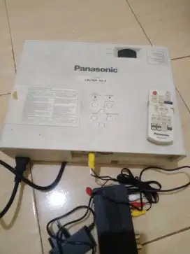 Proyektor LB 280 panasonic
