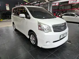Toyota nav 1 2013 V AT