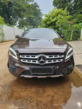 Mercedes Benz GLA 200 Metalic Coklat