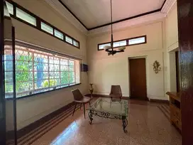 Dijual Rumah usaha model kolonial Belanda di pusat kota Surabaya