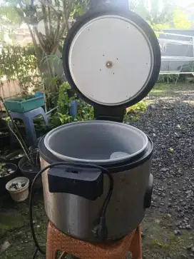 Rice Cooker Akebono 5,4lt - Kondisi fisik 70% Fungsi : 100 %