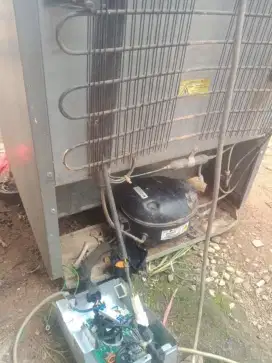 Jasa servis AC kulkas frezer showcase mesin cuci dan bongkar pasang AC
