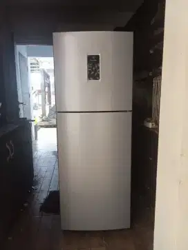 Kulkas 2 pintu Electrolux