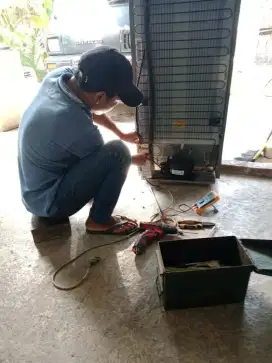 Jasa servis AC kulkas frezer showcase mesin cuci dan bongkar pasang AC