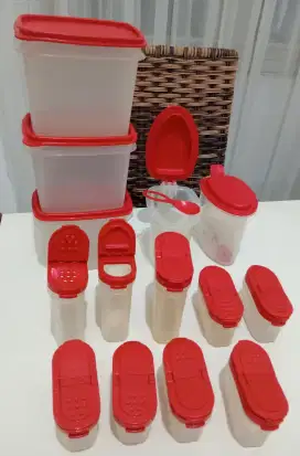 Tempat bumbu dapur Tupperware.