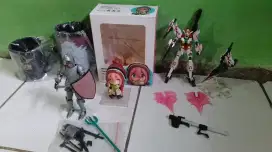 Dijual action figure dan merchandise 1paket