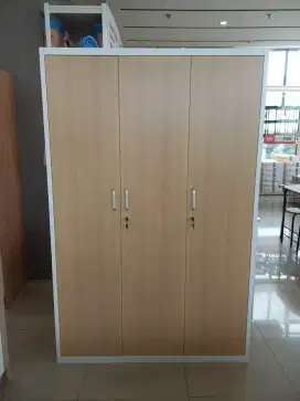Lemari pakaian 3 pintu