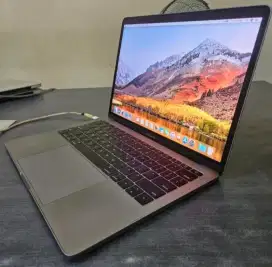 MacBook Pro 2017 13inch two thunderbolt 3 port i7 16/256