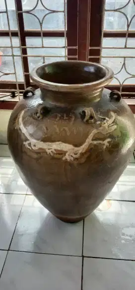 Guci besar ular naga