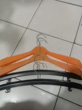 Dijual murah/cepat gantungan baju dewasa ada 2 model