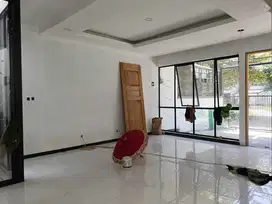 Dijual rumah 2 lantai di taman Kopo indah 2