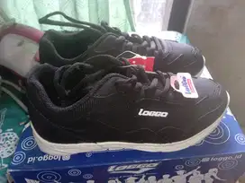 Sepatu sneakers hitam putih merk Loggo