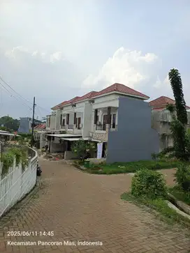 Sebelah Tol & Swimingpool Rumah Mewah Siap Huni