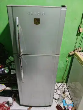 Di jual kulkas Toshiba Glacio 2 pintu
