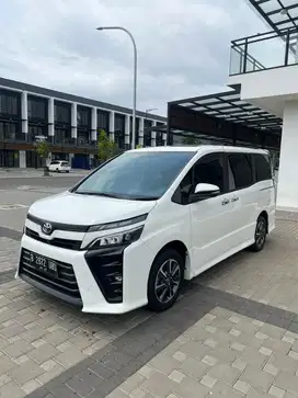 LOW KM MULUS TERAWAT LIKE NEW ! Toyota Voxy 2.0 AT 2020 Putih