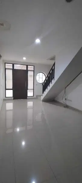 Rumah Bagus Di Green Lake City Ukuran 4x15 2 Lantai Berikut 2 Unit AC