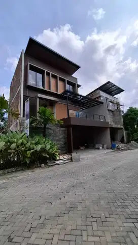 Rumah Mewah Modern 3 Lantai Dekat Ambarukmo Plaza Dan Pakuwon Mall