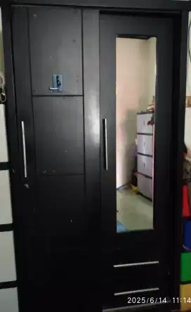 Lemari pakaian kayu