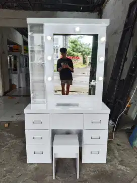 Meja rias minimalis lampu