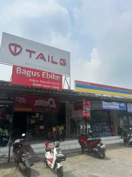 Salesperson Live streamer di toko sepeda listrik