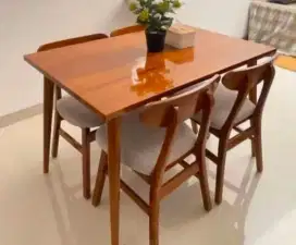 Meja makan minimalis