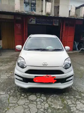 Mobil ayla putih