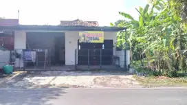 Rumah dan tempat usaha pinggir jalan kabupaten sangat strategis