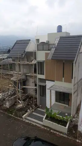 Villa Siap Huni, Desain Elegan dengan Carport & Ruang Terbuka Hijau