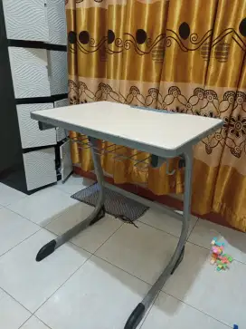 Meja belajar informa