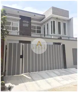 rumah di setiabudi regency ada kolam renang