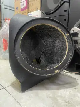 Box subwoofer sudut mobilio 12”