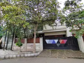 Dijual Rumah Mewah dgn Kolam Renang 2 lantai Siap Huni di Kemang Timur