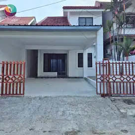 Dijual rumah 2 lantai siap huni strategis di limus pratama