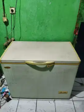Di jual freezer box sansio ukuran 220 liter