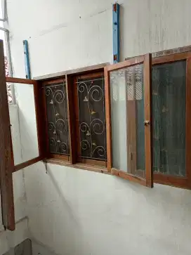 Jendela kayu  kupu 2 daun & jendela dalam kawat nyamuk.