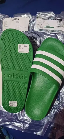 Sendal Adidas adilette Aqua warna hijau kondisi baru size 40 1/2 ori