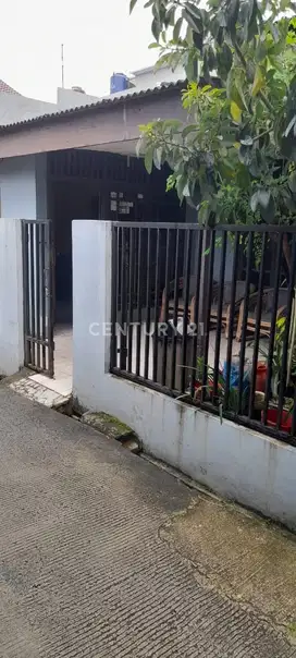 Rumah Dekat Pasar Tradisional Jl Belimbing Depok